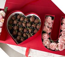 Клубника в шоколаде с цветами I love U