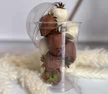 Стакан клубники в шоколаде