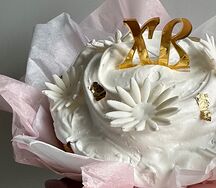 Кулич с топпером и цветами к Пасхе