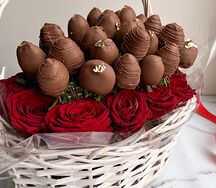 Корзина из клубники в шоколаде с розами