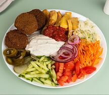 Фалафель на тарелке