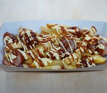 Картофель фри с колбасками