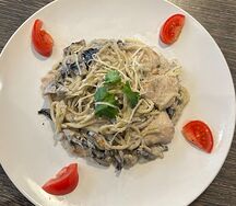 Спагетти с курицей и грибами в сливочном соусе