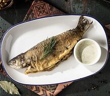 Форель, фаршированная свежей зеленью, со сливочным соусом