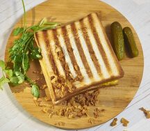 Сэндвич тостовый с куриной грудкой варено-копченной