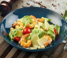 Салат Цезарь с креветками