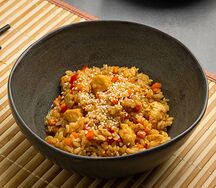 Тяхан с курицей и овощами