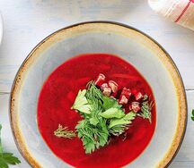 Борщ со сметаной и зеленью