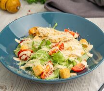 Салат Цезарь с курицей