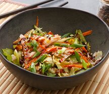 Салат с копченой курицей и дайконом