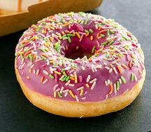 Пончик клубничный