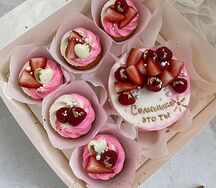 Капкейки и торт сияй со свежими ягодами