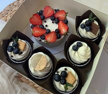 Капкейки и торт со свежими ягодами 