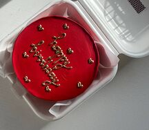 Бенто-торт красный с золотом Happy Birthday