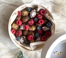 Клубника в шоколаде с малиной и голубикой 