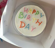 Бенто-торт с разноцветными буквами