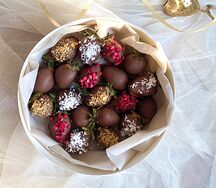 Клубника в шоколаде в круглой коробке