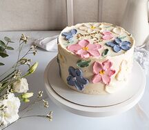 Торт с цветами и надписью 