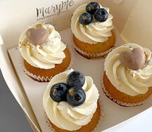 Карамельные капкейки с голубикой и сердечками