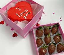 Бенто-торт и 9 клубник в шоколаде