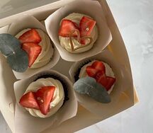 Капкейки со свежей клубникой