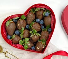 Клубника и голубика в шоколаде в форме сердца