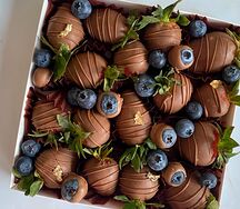 Клубника и голубика в шоколаде