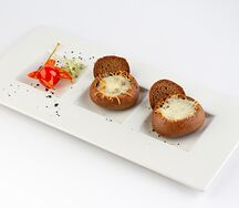 Жюльен в темной булочке