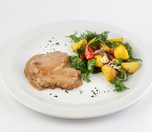Шея свиная с нежным салатом и картофелем