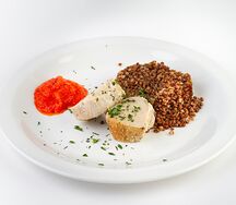 Томленый кабан с гречкой и перечным соусом
