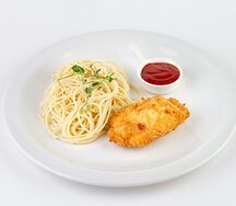 Курица в сухарях со спагетти и кетчупом