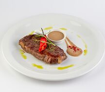 Стейк Топ Блэйд с луковым соусом