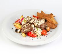 Салат теплый с телятиной и гренками