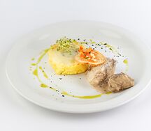 Говяжьи щечки с запеканкой и грибной икрой