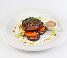 Стейк пеппер с овощами гриль и луковым соусом