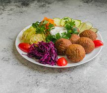 Фалафель на тарелке