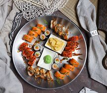 Плато роллов с красной рыбой