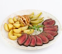 Ростбиф из оленины с маринованным луком, огурцами и картофелем бейби
