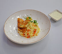 Белая рыба с рисом и овощами в соусе тартар