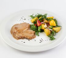 Стейк из свиной шеи с картофелем и миксом салатом