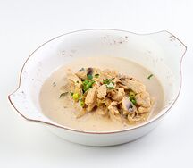 Бефстроганов из куриной грудки с картофельным пюре