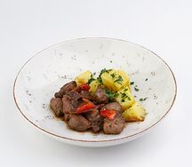 Томленая говяжья печень с картофелем