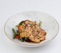 Куриная отбивная с овощным соте в соусе унаги