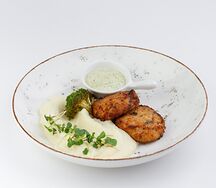 Котлетки рыбные с пюре, брокколи и соусом тартар