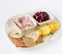 Сельдь со слайсами картофеля с винегретом