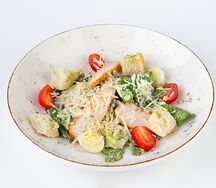 Салат Цезарь с куриной грудкой