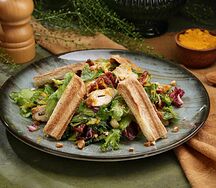 Салат из куриного филе с вялеными томатами, миндалем и соусом карри