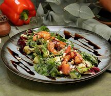 Салат со слабосоленой семгой, креветками и овощами