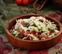 Пастуший салат из свежих овощей и домашнего сыра