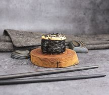 Гункан запеченный с лососем